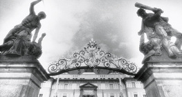 Porte décorée dans le château de Prague