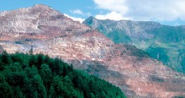 Bovengrondse ijzerertsmijn in de Alpen