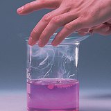 Reactie van kalium met water dat fenolftaleïne bevat