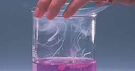Réaction entre le potassium et de l'eau contenant de la phénolphtaléine