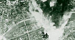 Flächenbombardement (Luftaufnahme)