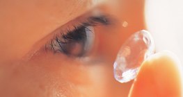 Putting in a contact lense