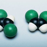 Ruimtelijk model van het trans- en cis-1,2-dichlooretheenmolecuul