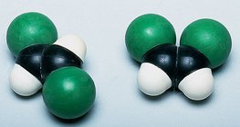 Modèle de remplissage de l'espace de molécules de trans et cis-1,2-dichloroéthène