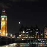 Le Big Ben de nuit avec la Lune en arrière plan