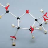 Ruimtevullend en ball-and-stick modellen van een β-D-fructose molecuul