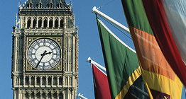 Big Ben mit der Flagge des Commonwealth of Nations