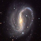 Une galaxie elliptique (gauche), une galaxie en spirale (centre) et une galaxie de forme irrégulière.