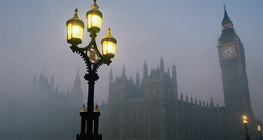 Palace of Westminster im Nebel, London