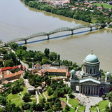Uitzicht op Esztergom, Hongarije met de basiliek