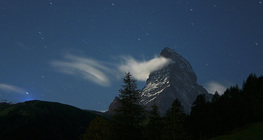 Sommet du Matterhorn au clair de Lune