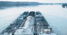 Cargos sur le Danube