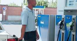 Plein d'essence à une station service