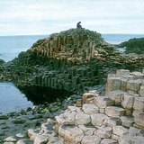 In sechseckige Säulen geteiltes Basalt