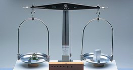 balance à deux plateaux