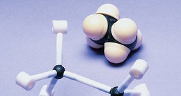 Stäbchen- und Kalottenmodell der über den niedrigsten Energiezustand verfügenden Konformation des Ethanmoleküls