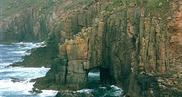 Falaise, formée par érosion du littoral