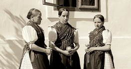 Filles dans un village hongrois