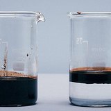 Erdöl schwimmt auf dem Wasser