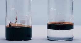 Erdöl schwimmt auf dem Wasser