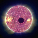 Ultraviolet afbeelding van de Maan die voor de Zon passeert