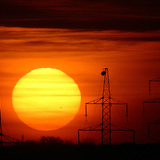 Gigantische zonnevlek op de ondergaande zon