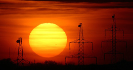 Tâche solaire géante sur le soleil couchant