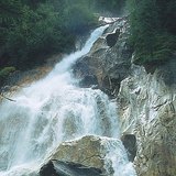 Ruisseau de montagne rapide et à haut dénivelé