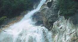 Schnell und steil abfließender Gebirgsbach