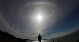 Halo avec arc tangent supérieur sur le lac Balaton en Hongrie