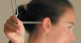 Hörtest mit Stimmgabel