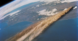 Image satellite d'un nuage de cendres volcaniques