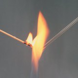 Onderzoeken van de brandbaarheid van glas en houten staven