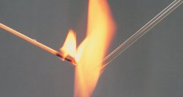 Prüfung der Brennbarkeit von Glas- und Holzstäben