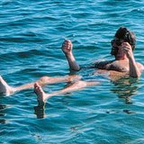 Zwemmer in de Dode Zee