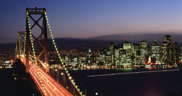 Vue de nuit de San Francisco avec le Bay Bridge