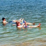 Zwemmers in de Dode Zee