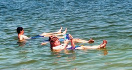 Zwemmers in de Dode Zee