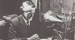 Zoltan Kodaly se servant de son phonographe pour vérifier les notes des mélodies