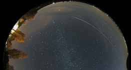 Trajectoire de la Station Spatiale Internationale dans le ciel via un objectif fisheye