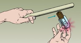 Während die Lampe blinkt, sinkt die Energie des elektrischen Feldes