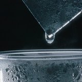 Waterdamp condenseert op een koud oppervlak