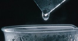 Kondensation von Wasserdampf an einer kalten Oberfläche