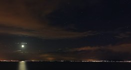 Photographie panoramique du lac Balaton au clair de Lune, Hongrie