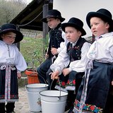 Enfants hongrois dans des costumes traditionnels