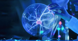 Qui est-ce qui a découvert que les électrons sont chargées négativement&nbsp;?